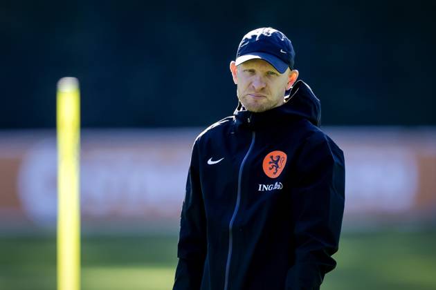 ZEIST - National coach Arjan Veurink during a training session of the Dutch women s football team in preparation for the World Cup qualifying match against Hungary. ROBIN VAN LONKHUIJSEN ANP xVIxANPxSportx xxANPxIVx 572227970 originalFilename: 572227970.jpg