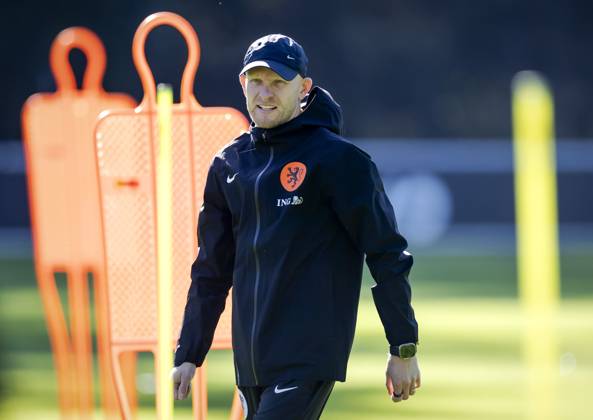 ZEIST - National coach Arjan Veurink during a training session of the Dutch women s football team in preparation for the World Cup qualifying match against Hungary. ROBIN VAN LONKHUIJSEN ANP xVIxANPxSportx xxANPxIVx 572227978 originalFilename: 572227978.jpg