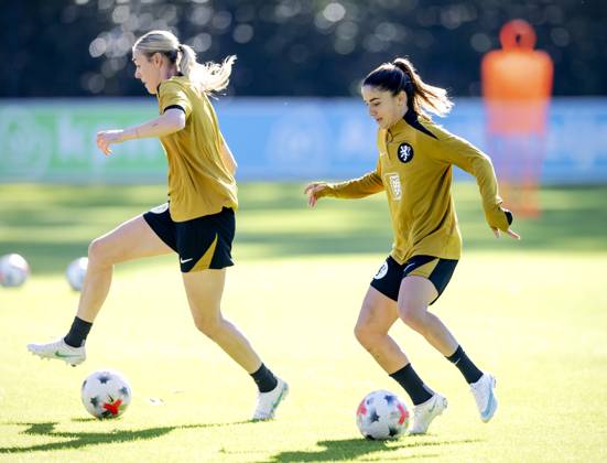 ZEIST - Jill Roord and DaniÃ«lle van de Donk during a training session of the Dutch women s football team in preparation for the World Cup qualifying match against Hungary. ROBIN VAN LONKHUIJSEN ANP xVIxANPxSportx xxANPxIVx 572228098 originalFilename: 572228098.jpg