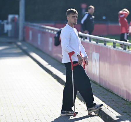12.10.2026, xophax, Fussball 1.Bundesliga, 1.FC Koeln . Training nach dem Rheinderby gegen Mönchengladbach. Thijs Dallinga ( 1.FC Köln ) auf Krücken am Trainingsplatz 1. Koeln