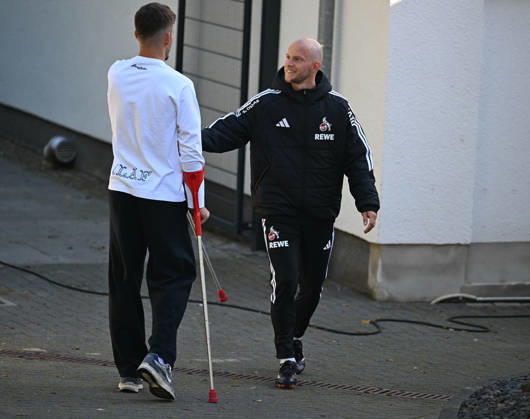 12.10.2026, xophax, Fussball 1.Bundesliga, 1.FC Koeln . Training nach dem Rheinderby gegen Mönchengladbach. Thijs Dallinga ( 1.FC Köln ), links und Trainer Rene Wagner . Koeln