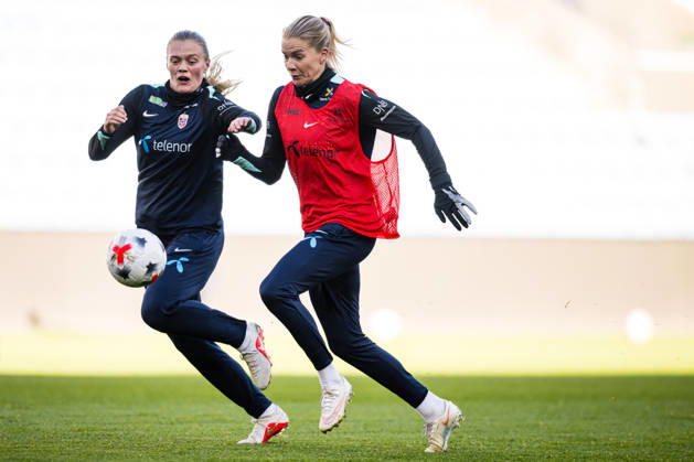 261012 Mathilde Harviken and Ada Hegerberg of the Norwegian women™s national football team during a training session on October 12, 2026 in Oslo. Photo: Marius Simensen BILDBYRAN Cop 238 bbeng dam fifa women s world cup qualifier football fotball fotboll norge norway practice soccer training trening träning Copyright: MARIUSxSIMENSEN BB261012BB269