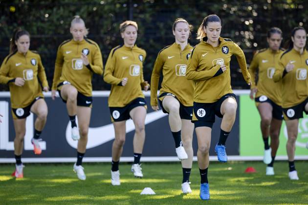 ZEIST - Marisa Olislagers, Ella Peddemors, Isa Kardinaal, Veerle Buurman and Damaris Egurrola during a training session of the Dutch women s football team in preparation for the World Cup qualifying match against Hungary. ROBIN VAN LONKHUIJSEN ANP xVIxANPxSportx xxANPxIVx 572230438 originalFilename: 572230438.jpg