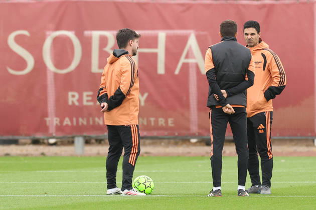 Arsenal Training & Media Conference, Champions League Arsenal Manager, Mikel Arteta (right) speaks with his coaching staff during the Arsenal training session media conference at the Arsenal FC Training Centre, ahead of UEFA Champions League Matchday 2 v Lille, London Colney, England on 12 October 2026 Credit: Tiego Grenho Every Second Media Editorial use only. All images are copyright Every Second Media Limited. No images may be reproduced without prior permission. Copyright: xIMAGO EveryxSecondxMediax ESM-2214-0042 TiegoxGrenhox xEveryxSecondxMediax