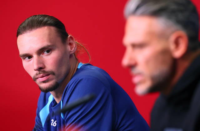 RB Leipzig - PK Champions League Leipzig, 12.10.2026, RB Akademie, UEFA Champions League , RB Leipzig - Pressekonferenz am Vortag von RB Leipzig v. PSV Eindhoven , Im Bild: Torwart Maarten Vandevoordt (26, RB Leipzig) schaut zu RB Trainer Martin Demichelis ,