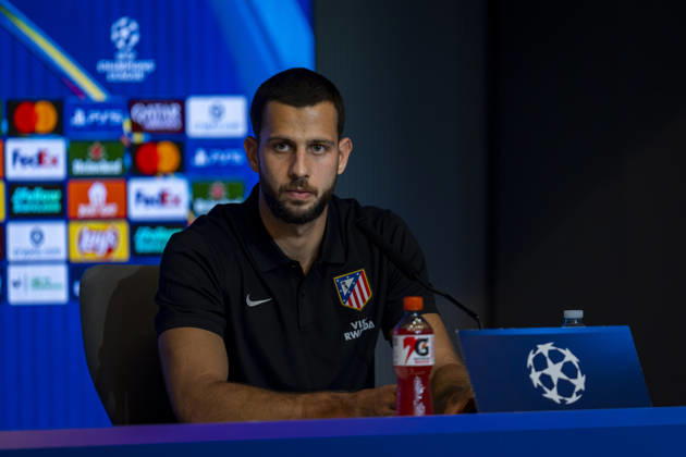 Atletico de Madrid Training Session And press conference, PK, Pressekonferenz - UEFA Champions League 2026 27 League Phase MD2 MADRID, SPAIN - OCTOBER 12: David Hancko of Atletico de Madrid speaks during the press conference on day ahead of the UEFA Champions League 2026 27 League Phase MD2 against Manchester United, ManU at Estadio Riyadh Air Metropolitano on October 12, 2026 in Madrid, Spain. Madrid Estadio Riyadh Air Metropolitano Madrid Spain Copyright: xAlbertoxGardinx AGardin_20261012_Atl_Mad_Press_00085