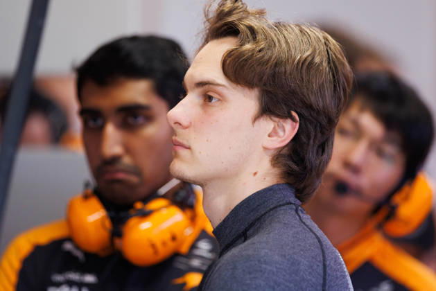 October 10, 2026, Singapore, Singapore: Oscar Piastri of Australia and the McLaren Mastercard F1 Team in the garage before the sprint race ahead of the F1 Grand Prix of Singapore at the Marina Bay Street Circuit. Formula 1, Singapore Grand Prix 2026, Saturday Sprint Race - 10 Oct 2026 - ZUMAs197 20261010_aaa_s197_1108 Copyright: xGeorgexHitchensx