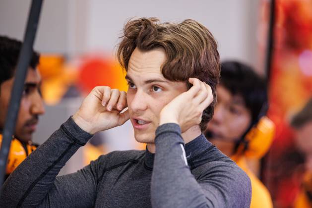 October 10, 2026, Singapore, Singapore: Oscar Piastri of Australia and the McLaren Mastercard F1 Team in the garage before the sprint race ahead of the F1 Grand Prix of Singapore at the Marina Bay Street Circuit. Formula 1, Singapore Grand Prix 2026, Saturday Sprint Race - 10 Oct 2026 - ZUMAs197 20261010_aaa_s197_1110 Copyright: xGeorgexHitchensx