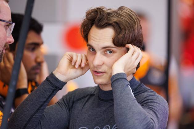 October 10, 2026, Singapore, Singapore: Oscar Piastri of Australia and the McLaren Mastercard F1 Team in the garage before the sprint race ahead of the F1 Grand Prix of Singapore at the Marina Bay Street Circuit. Formula 1, Singapore Grand Prix 2026, Saturday Sprint Race - 10 Oct 2026 - ZUMAs197 20261010_aaa_s197_1111 Copyright: xGeorgexHitchensx