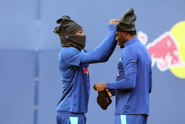 RB Leipzig - Training Champions League Leipzig, 12.10.2026, RB Akademie, UEFA Champions League , RB Leipzig - Abschlusstraining am Vortag von RBLeipzig v. PSV Eindhoven , Im Bild v.l.: Johan Bakayoko ( 11, RB Leipzig)und Castello Lukeba (23, RB Leipzig) ,