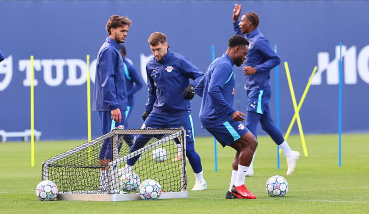 RB Leipzig - Training Champions League Leipzig, 12.10.2026, RB Akademie, UEFA Champions League , RB Leipzig - Abschlusstraining am Vortag von RBLeipzig v. PSV Eindhoven , Im Bild v.l.: Max Finkgräfe Finkgraefe (35, RB Leipzig), Brajan Gruda (10, RB Leipzig), Ridle Baku (17, RB Leipzig) und Ezechiel Banzuzi (6, RB Leipzig) ,