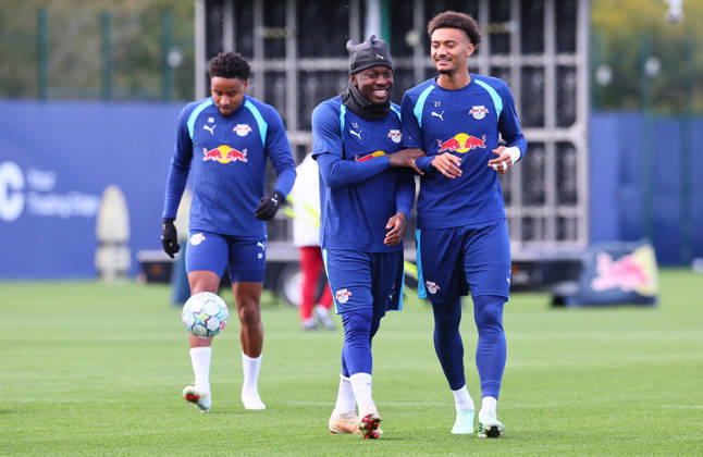 RB Leipzig - Training Champions League Leipzig, 12.10.2026, RB Akademie, UEFA Champions League , RB Leipzig - Abschlusstraining am Vortag von RBLeipzig v. PSV Eindhoven , Im Bild v.l.: Christopher Nkunku (hi.,28, RB Leipzig),Johan Bakayoko ( 11, RB Leipzig) und Tidiam Gomis (27, RB Leipzig) ,