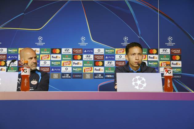 LEIPZIG - (LR) PSV Eindhoven coach Peter Bosz, Mauro Junior of PSV Eindhoven during the press conference, PK, Pressekonferenz ahead of the UEFA Champions League match between RB Leipzig and PSV Eindhoven at the RB Arena on October 12, 2026 in Leipzig, Germany. MAURICE VAN STEEN ANP xVIxANPxSportx xxANPxIVx 572246260 originalFilename: 572246260