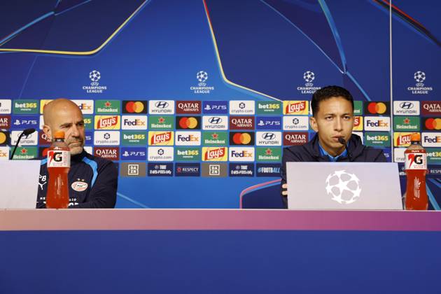 LEIPZIG - (LR) PSV Eindhoven coach Peter Bosz, Mauro Junior of PSV Eindhoven during the press conference, PK, Pressekonferenz ahead of the UEFA Champions League match between RB Leipzig and PSV Eindhoven at the RB Arena on October 12, 2026 in Leipzig, Germany. MAURICE VAN STEEN ANP xVIxANPxSportx xxANPxIVx 572246265 originalFilename: 572246265