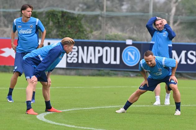 Foto IPP Felice De Martino Castel Volturno (Ce) 12 10 2026 Allenamento Napoli pre gara Champions League con il Villareal Nella foto: Stanislav Lobotka e Kevin De Bruyne Italy Photo Press World Copyright Castel Volturno italy ITALY  Copyright: xR4924_italyphotopressx