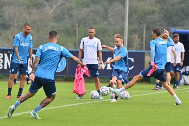 Foto IPP Felice De Martino Castel Volturno (Ce) 12 10 2026 Allenamento Napoli pre gara Champions League con il Villareal Nella foto: Stanislav Lobotka e Kevin De Bruyne Italy Photo Press World Copyright Castel Volturno italy ITALY  Copyright: xR4924_italyphotopressx