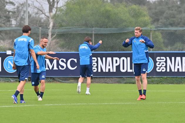Foto IPP Felice De Martino Castel Volturno (Ce) 12 10 2026 Allenamento Napoli pre gara Champions League con il Villareal Nella foto: Stanislav Lobotka e Kevin De Bruyne Italy Photo Press World Copyright Castel Volturno italy ITALY  Copyright: xR4924_italyphotopressx