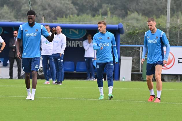 Foto IPP Felice De Martino Castel Volturno (Ce) 12 10 2026 Allenamento Napoli pre gara Champions League con il Villareal Nella foto: Benoît Badiashile, Noa Lang e Sam Beukema Italy Photo Press World Copyright Castel Volturno italy ITALY  Copyright: xR4924_italyphotopressx