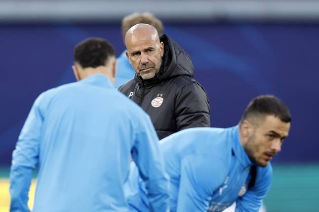 LEIPZIG - (LR) PSV Eindhoven coach Peter Bosz, Filip Kostic of PSV Eindhoven during a training session ahead of the UEFA Champions League match between RB Leipzig and PSV Eindhoven at the RB Arena on October 12, 2026 in Leipzig, Germany. MAURICE VAN STEEN ANP xVIxANPxSportx xxANPxIVx 572250678 originalFilename: 572250678.jpg