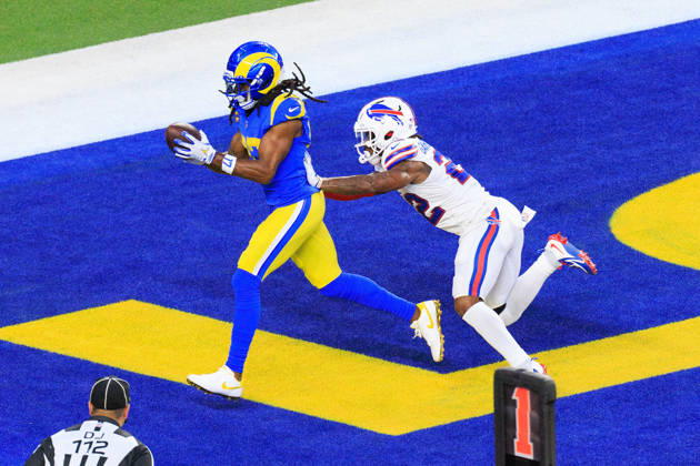 October 12, 2026, Inglewood, California, USA: 17 Davante Adams, WR for the Los Angeles Rams, makes a touchdown catch ahead of 22 C.J. Gardner-Johnson, S for the Buffalo Bills, during a regular-season NFL, American Football Herren, USA game on Monday, October 12, 2026, at SoFi Stadium in Inglewood, California. JAVIER ROJAS PI Inglewood USA - ZUMAp124 20261012_zaa_p124_020 Copyright: xJavierxRojasx