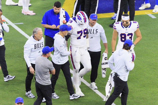 October 12, 2026, Inglewood, California, USA: 79 Spencer Brown, OT of the Buffalo Bills walks off the field after an injury during their regular NFL, American Football Herren, USA season game against the Los Angeles Rams on Monday October 12, 2026 at SoFi Stadium in Inglewood, California. ARIANA RUIZ PI Inglewood USA - ZUMAp124 20261012_zaa_p124_034 Copyright: xArianaxRuizx