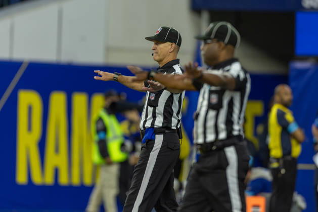 INGLEWOOD, CA - OCTOBER 12: Referees indicate a field is no good during an NFL, American Football Herren, USA game between the Buffalo Bills and the Los Angeles Rams on October 12, 2026, at SoFi Stadium in Inglewood, California. (Photo by Greg Fiore Icon Sportswire) NFL: OCT 12 Bills at Rams EDITORIAL USE ONLY Icon2610123177