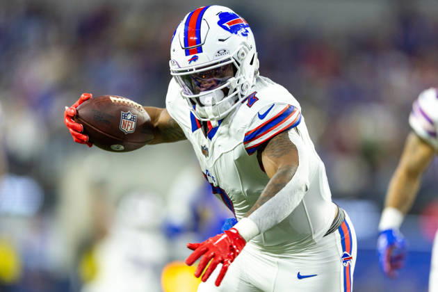 INGLEWOOD, CA - OCTOBER 12: Ray Davis 7 of the Buffalo Bills carries the ball for a touchdown in the second half of an NFL, American Football Herren, USA game between the Buffalo Bills and the Los Angeles Rams on October 12, 2026, at SoFi Stadium in Inglewood, California. (Photo by Greg Fiore Icon Sportswire) NFL: OCT 12 Bills at Rams EDITORIAL USE ONLY Icon2610123738
