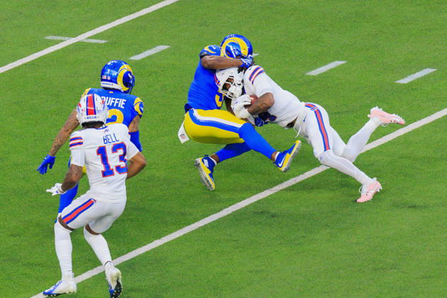 October 12, 2026, Inglewood, California, USA: 5 Kamren Kinchens, S of the Los Angeles Rams tackles 4 James Cook III, RB of the Buffalo Bills during a regular NFL, American Football Herren, USA game against the Buffalo Bills on Monday October 12, 2026 at SoFi Stadium in Inglewood, California. Rams lose to Bills, 34-37 in overtime. JAVIER ROJAS PI Inglewood USA - ZUMAp124 20261012_zaa_p124_049 Copyright: xJavierxRojasx