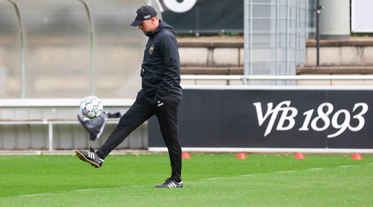 2026.10.13, Deutschland, Stuttgart, Fußball VfB Stuttgart Training, Trainer Sebastian Hoeneß jongliert den Ball