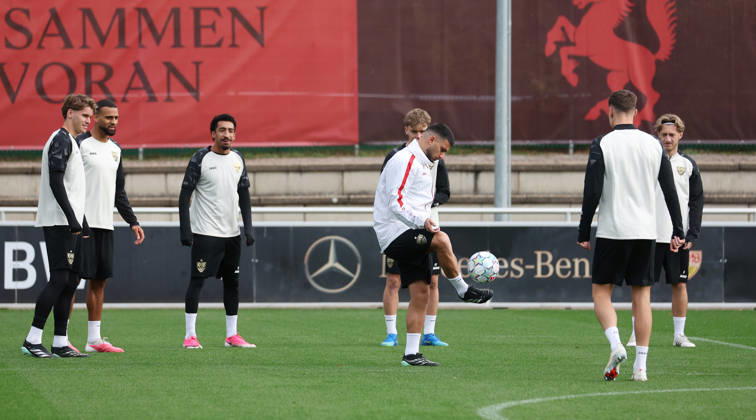 2026.10.13, Deutschland, Stuttgart, Fußball VfB Stuttgart Training, v.l. Ramon Hendriks, Josha Vagnoman, Tiago Tomas, Deniz Undav (vorn)
