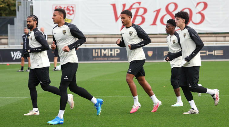 2026.10.13, Deutschland, Stuttgart, Fußball VfB Stuttgart Training, v.l. Lorenz Assignon, Luca Jaquez (VfB), Nicolas Nartey (VfB), Justin Diehl, Ameen Al-Dakhil (VfB)