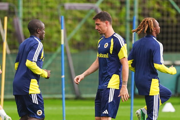Fenerbahce complete preparations for Aston Villa clash in UEFA Champions League ISTANBUL, TURKIYE - OCTOBER 13: Fenerbahce player Mert Hakan Yandas (C) takes part in a training session at Can Bartu Training Facilities as the team completes preparations for their away match against Aston Villa in the second week of the UEFA Champions League, in Istanbul, Turkiye, on October 13, 2026. Adem Kutucu Anadolu Istanbul Turkey. Editorial use only. Please get in touch for any other usage.  Copyright: x2026xAnadoluxAdemxKutucux