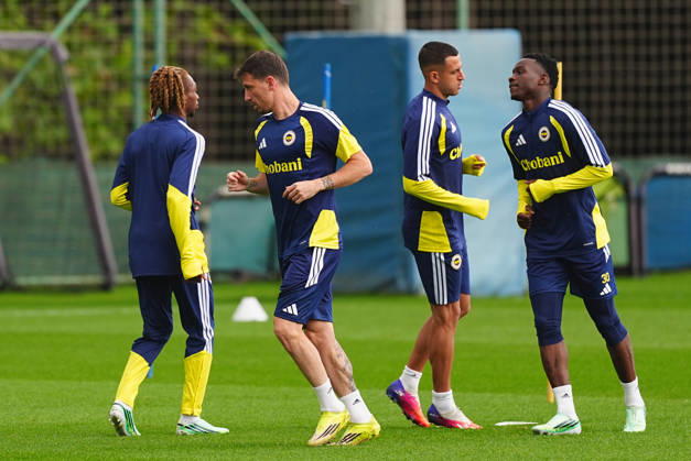 Fenerbahce complete preparations for Aston Villa clash in UEFA Champions League ISTANBUL, TURKIYE - OCTOBER 13: Fenerbahce player Mert Hakan Yandas (2nd L) takes part in a training session at Can Bartu Training Facilities as the team completes preparations for their away match against Aston Villa in the second week of the UEFA Champions League, in Istanbul, Turkiye, on October 13, 2026. Adem Kutucu Anadolu Istanbul Turkey. Editorial use only. Please get in touch for any other usage.  Copyright: x2026xAnadoluxAdemxKutucux