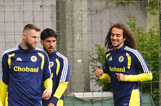 Fenerbahce complete preparations for Aston Villa clash in UEFA Champions League ISTANBUL, TURKIYE - OCTOBER 13: Fenerbahce player Matteo Guendouzi (R) takes part in a training session at Can Bartu Training Facilities as the team completes preparations for their away match against Aston Villa in the second week of the UEFA Champions League, scheduled for October 14, in Istanbul, Turkiye, on October 13, 2026. Adem Kutucu Anadolu Istanbul Turkey. Editorial use only. Please get in touch for any other usage.  Copyright: x2026xAnadoluxAdemxKutucux