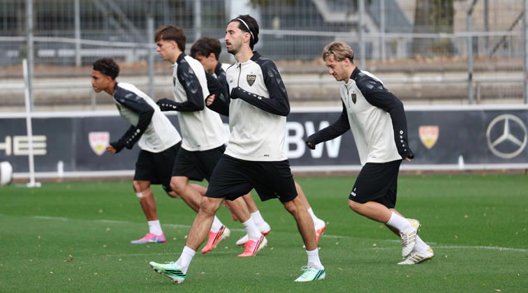 2026.10.13, Deutschland, Stuttgart, Fußball VfB Stuttgart Training, Atakan Karazor (vorn)