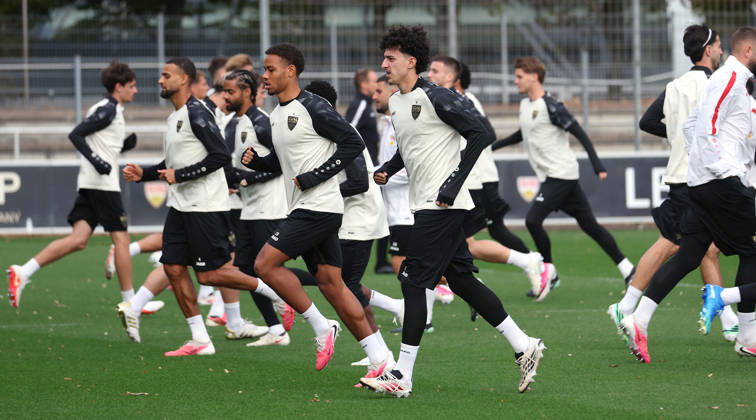 2026.10.13, Deutschland, Stuttgart, Fußball VfB Stuttgart Training, v.l. Josha Vagnoman, Nicolas Nartey (VfB), Ameen Al-Dakhil (VfB)
