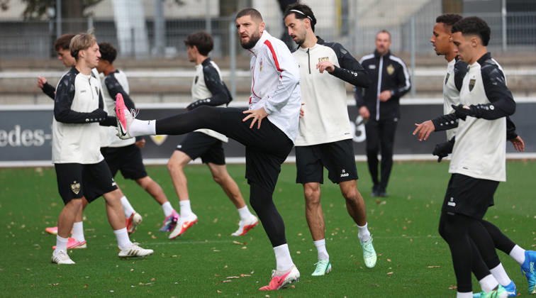2026.10.13, Deutschland, Stuttgart, Fußball VfB Stuttgart Training, Jeff Chabot (Mitte)