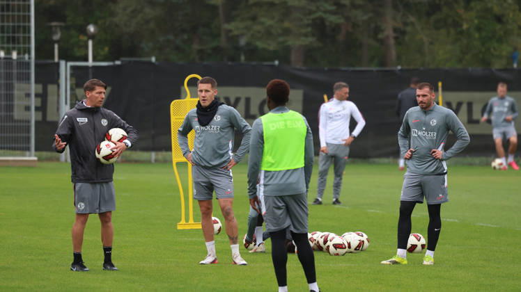 13.10.2026, xrekx, Fussball 1.Bundesliga , SV Elversberg - Training v.l. Mike Frantz Co-Trainer (SV 07 Elversberg) Lukas Pinckert (SV 07 Elversberg) Luca Sirch (SV 07 Elversberg) St. Ingbert