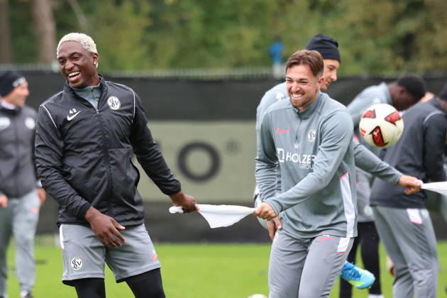 13.10.2026, xrekx, Fussball 1.Bundesliga , SV Elversberg - Training v.l. David Mokwa (SV 07 Elversberg) Luca Schnellbacher (SV 07 Elversberg) lacht, laechelt, positiv, zufrieden, laughs, smiles, positive, satisfied St. Ingbert