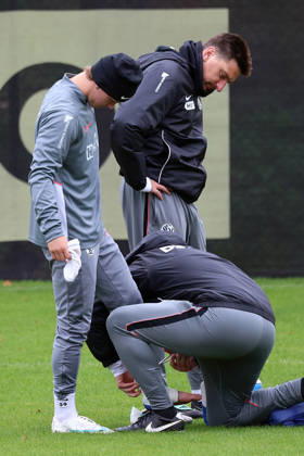 13.10.2026, xrekx, Fussball 1.Bundesliga , SV Elversberg - Training v.l. Cole Campbell (SV 07 Elversberg) verletzt, Verletzung, Schmerz, Schmerzen, injured, injury, pain, pains Training beendet. Vincent Wagner Trainer (SV 07 Elversberg) St. Ingbert
