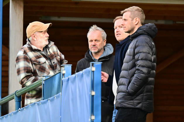 13.10.2026, Fußball, Herren, 2.BL (Bundesliga), Saison 2026 2027, Holstein Kiel Training, KSV Geschäftsführer Olaf Rebbe mit Journalisten Kiel, nähe Holstein-Stadion Projensdorf, Trainingszentrum, N Schleswig-Holstein Deutschland
