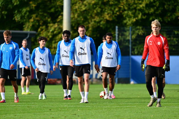 13.10.2026, Fußball, Herren, 2.BL (Bundesliga), Saison 2026 2027, Holstein Kiel Training, KSV Ivan Nekic geht vorweg Kiel, nähe Holstein-Stadion Projensdorf, Trainingszentrum, N Schleswig-Holstein Deutschland