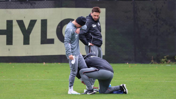 13.10.2026, xrekx, Fussball 1.Bundesliga , SV Elversberg - Training v.l. Cole Campbell (SV 07 Elversberg) verletzt, Verletzung, Schmerz, Schmerzen, injured, injury, pain, pains Training beendet. Vincent Wagner Trainer (SV 07 Elversberg) St. Ingbert