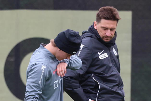 13.10.2026, xrekx, Fussball 1.Bundesliga , SV Elversberg - Training v.l. Cole Campbell (SV 07 Elversberg) verletzt, Verletzung, Schmerz, Schmerzen, injured, injury, pain, pains Training beendet. Vincent Wagner Trainer (SV 07 Elversberg) St. Ingbert