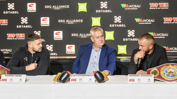 im Bild v.l.: Roman Fress, Ulf Steinforth – SES-Promoter, Armend Xhoxhaj – WBO Europe Champion im Streit, Gespraech, reden, sprechen, GER, Magdeburg, SES, Erste Pressekonferenz vor der SES-Box-Gala am Samstag, 14. November 2026, Messe Magdeburg, 13.10.2026, Copyright: HMBxMedia UwexKoch