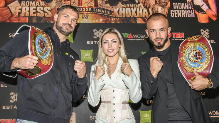 im Bild v.l.: Roman Fress, Boxerin und Model Tatjana Genrich (Atomgewicht), Armend Xhoxhaj, GER, Magdeburg, SES, Erste Pressekonferenz vor der SES-Box-Gala am Samstag, 14. November 2026, Messe Magdeburg, 13.10.2026, Copyright: HMBxMedia UwexKoch