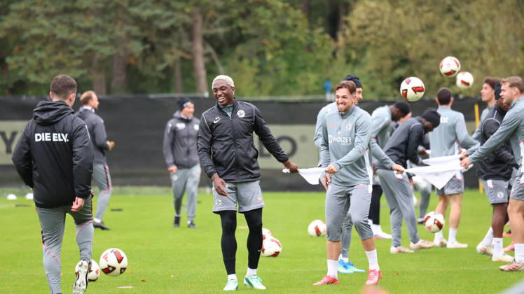 13.10.2026, xrekx, Fussball 1.Bundesliga , SV Elversberg - Training v.l. David Mokwa (SV 07 Elversberg) Luca Schnellbacher (SV 07 Elversberg) lacht, laechelt, positiv, zufrieden, laughs, smiles, positive, satisfied St. Ingbert