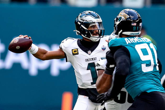 Jacksonville Jaguars v Philadelphia Eagles, International Series Philadelphia Eagles quarterback Jalen Hurts (1) throws pass during the International Series match between Jacksonville Jaguars and Philadelphia Eagles at Tottenham Hotspur Stadium, London, UK on 11 October 2026. London Tottenham Hotspur Stadium London UK Editorial use only , Copyright: xManjitxNarotrax PSI-24992-0166