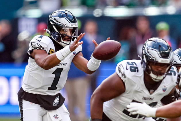 Jacksonville Jaguars v Philadelphia Eagles, International Series Philadelphia Eagles quarterback Jalen Hurts (1) gathers ball during the International Series match between Jacksonville Jaguars and Philadelphia Eagles at Tottenham Hotspur Stadium, London, UK on 11 October 2026. London Tottenham Hotspur Stadium London UK Editorial use only , Copyright: xManjitxNarotrax PSI-24992-0168