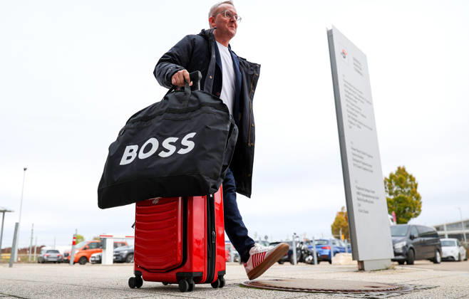 13.10.2026, Stuttgart, Fußball UEFA Champions League, Saison 2026-2027, VfB Stuttgart fliegt nach Bratislava, Abflug, Alexander Wehrle